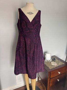 Women's Purple Paisley V-Neck Sleeveless Dress. Ptp 18”
